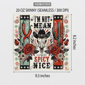 Pode incluir: Design digital para download para um copo fino de 20 oz. O design apresenta um cr&acirc;nio de vaca usando um chap&eacute;u de cowboy, pimentas vermelhas, rosas e um cacto. O texto diz "I'm not mean, I'm spicy nice". O design mede 23,6 x 20,8 cm.