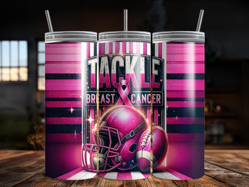 Puede incluir: Un vaso rosa con pajita, con un casco de f&uacute;tbol americano y un bal&oacute;n de f&uacute;tbol con las palabras "TACKLE BREAST CANCER". El dise&ntilde;o incluye una cinta rosa y un fondo a rayas rosas y negras.