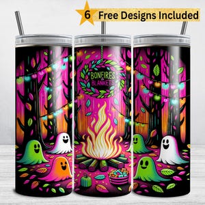 Könnte beinhalten: Drei Edelstahlbecher mit einem farbenfrohen Design, das eine Lagerfeuerszene mit Geistern, Bäumen und dem Text "Bonfires & Blankets" zeigt. Die Becher haben einen schwarzen Hintergrund und enthalten einen Strohhalm.