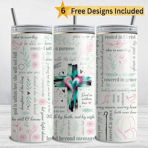 Puede incluir: Un vaso blanco de 590 ml con tapa y pajita, con un diseño de cruz y corazón, elementos florales y texto inspirador. El diseño incluye frases como "Dios está en ella" y "cubierto de gracia."