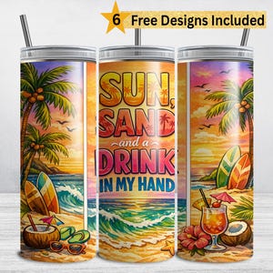 Könnte beinhalten: Drei isolierte Edelstahlbecher mit Strandmotiv. Das Design zeigt Palmen, Surfbretter und den Text "Sun, Sand, and a Drink in My Hand" vor einem Sonnenuntergang. Enthält einen Strohhalm.