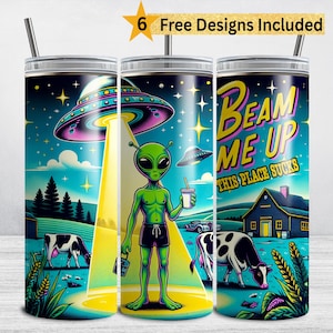 Op de afbeelding: Drie roestvrijstalen bekers met een buitenaards thema. Het ontwerp toont een alien die door een UFO omhoog wordt gestraald, met de tekst "Beam Me Up This Place Sucks". De bekers hebben een rietje en een deksel.