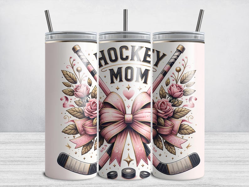 Puede incluir: Un vaso de color rosa claro con tapa y pajita plateadas, con las palabras "HOCKEY MOM" en negro. El dise&ntilde;o incluye palos de hockey cruzados, un lazo rosa, rosas y discos.