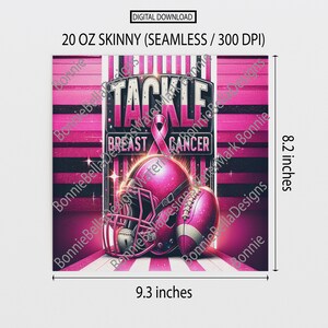 Puede incluir: Dise&ntilde;o digital para un vaso delgado de 20 oz, con un casco y un bal&oacute;n de f&uacute;tbol americano rosas, con las palabras "Tackle Breast Cancer". El dise&ntilde;o est&aacute; sobre un fondo a rayas rosas y blancas, con dimensiones de 23,6 x 20,8 cm.