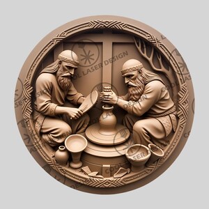 以下が含まれることがあります： 2人のひげを生やした人物が陶器を作っている様子を描いた、円形の茶色のレリーフ彫刻。人物は座って花瓶を制作し、道具を使用しています。レリーフは装飾的な縁で囲まれ、「COOL LASER DESIGN」というテキストが含まれています。