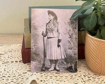 Vintage Annie Oakley Postkarte - Cowgirl-Western-Dekor