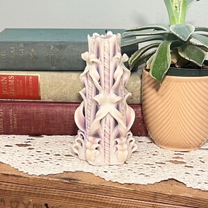 Vela tallada ornamentada con lazo de cinta violeta y marfil, decoración vintage de casa de campo.