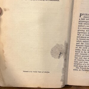 K&ouml;nnte beinhalten: Ge&ouml;ffnete Buchseiten mit Text, einschlie&szlig;lich Copyright-Informationen von 1925 und 1926 der Cosmopolitan Book Corporation, New York. Der Text erw&auml;hnt auch die &Uuml;bersetzung in Fremdsprachen. Unten auf der Seite steht "Printed in the United States of America."