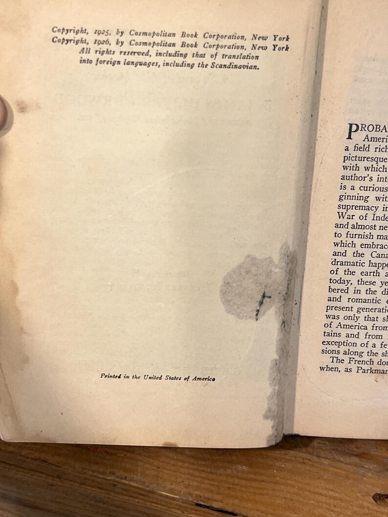 K&ouml;nnte beinhalten: Ge&ouml;ffnete Buchseiten mit Text, einschlie&szlig;lich Copyright-Informationen von 1925 und 1926 der Cosmopolitan Book Corporation, New York. Der Text erw&auml;hnt auch die &Uuml;bersetzung in Fremdsprachen. Unten auf der Seite steht "Printed in the United States of America."