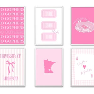 Könnte beinhalten: Ein Set aus sechs gerahmten Wandbildern in Rosatönen. Die Drucke zeigen den Text GO GOPHERS, UMN-Tickets, eine Stadionillustration, den Text UNIVERSITY OF MINNESOTA mit einer Schleife, eine Karte von Minnesota und ein Spielkartendesign mit Text.