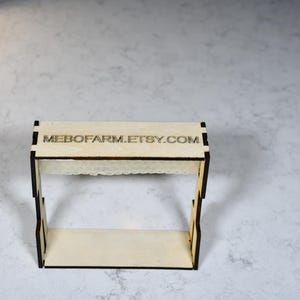 Puede incluir: Un marco de madera con el texto "MEBOFARM.ETSY.COM" impreso en la parte superior. El marco está vacío y tiene un fondo blanco.