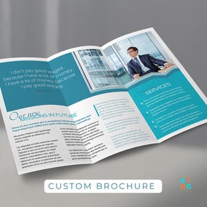 Può includere: Brochure personalizzata, piegata e aperta, con un design turchese e bianco. La brochure presenta testo, tra cui le parole "Services" e "Custom Brochure", e una foto di una persona in giacca e cravatta. La brochure è su una superficie grigia.