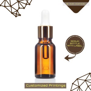Op de afbeelding: Amberkleurige glazen serumfles met een goudkleurige dop en witte druppelaar. De fles heeft een label met de tekst "Serum Bottle With Label". De tekst "Customized Printings" staat onderaan de afbeelding.