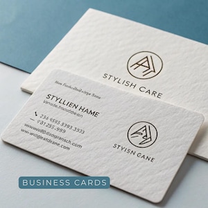 Puede incluir: Dos tarjetas de visita blancas texturizadas con esquinas redondeadas. Una tarjeta muestra un logotipo y las palabras "STYLISH CARE". La otra tarjeta tiene un nombre, información de contacto y un logotipo. Las palabras "BUSINESS CARDS" están en la parte inferior.