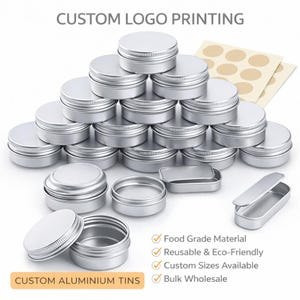 Può includere: Una collezione di barattoli in alluminio argentato, alcuni con coperchi aperti, disposti a forma di piramide. L'immagine include il testo "CUSTOM LOGO PRINTING" e "CUSTOM ALUMINIUM TINS". Ulteriore testo evidenzia caratteristiche come materiale per uso alimentare e dimensioni personalizzate.