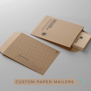 Könnte beinhalten: Kraftpapier-Mailer in einer Mockup-Umgebung. Die Mailer sind hellbraun mit einem sich wiederholenden Muster. Ein Mailer ist geöffnet und zeigt eine kleine Box im Inneren. Der Text "Free Mockup mailer" ist auf einem Mailer zu sehen, und "Custom Paper Mailers" unten.