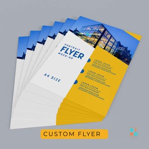 Könnte beinhalten: Ein Stapel individueller Flyer mit gelbem und weißem Design. Die Flyer haben oben ein Bild von blauem Himmel und Gebäude. Der Text auf den Flyern enthält "PORTRAIT FLYER MOCK-UP", "A4 SIZE" und "CUSTOM FLYER".