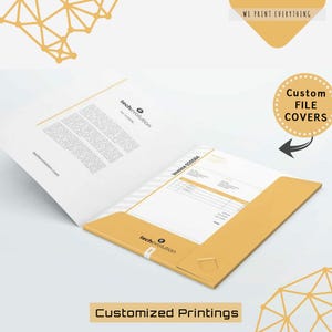 Puede incluir: Carpeta de archivos mostaza abierta con interior blanco y un documento dentro. La carpeta tiene el texto "techevolution" y "Custom File Covers" impresos. También son visibles las palabras "Customized Printings".