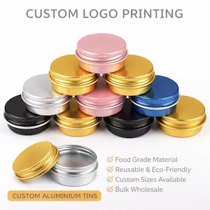 Op de afbeelding: Een verzameling kleine, ronde aluminium blikken in verschillende kleuren, waaronder goud, roze, zilver, zwart en blauw. De afbeelding bevat de tekst "CUSTOM LOGO PRINTING" en "CUSTOM ALUMINIUM TINS". Kenmerken zijn voedselveilig materiaal en aangepaste maten.