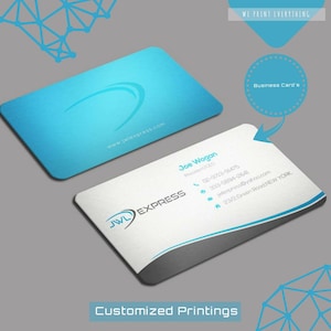 Può includere: Sono esposti due biglietti da visita. Uno è azzurro con un design curvo e il sito web www.jwiexpress.com. L'altro è bianco con un design curvo blu e grigio, il logo JWL EXPRESS e le informazioni di contatto. Il testo "Customized Printings" è in basso.