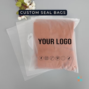 Puede incluir: Bolsas de sellado personalizadas transparentes con un artículo de color melocotón en el interior. La bolsa tiene el texto "YOUR LOGO" e iconos de redes sociales. Las palabras "CUSTOM SEAL BAGS" están en un rectángulo negro en la parte superior.