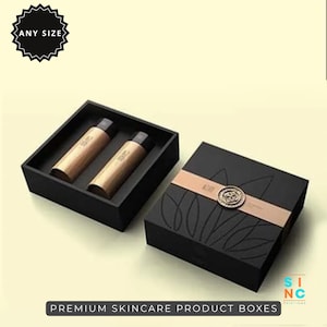 Puede incluir: Cajas negras para productos para el cuidado de la piel, una abierta con dos botellas cil&iacute;ndricas, la otra cerrada con una cinta beige y un emblema. El texto "ANY SIZE" est&aacute; en una estrella negra, y "PREMIUM SKINCARE PRODUCT BOXES" est&aacute; en la parte inferior.