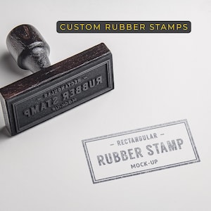 Puede incluir: Un sello de goma rectangular de madera oscura con el texto "CUSTOM RUBBER STAMPS" en una pancarta amarilla y negra. El sello tiene el texto "RUBBER STAMP" y "MOCK-UP" impreso en una superficie blanca.