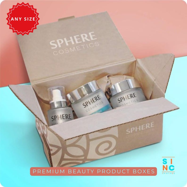 Puede incluir: Caja de cart&oacute;n abierta que contiene tres productos cosm&eacute;ticos con tapas plateadas y el logotipo "SPHERE COSMETICS". La caja est&aacute; etiquetada como "SPHERE COSMETICS" y "PREMIUM BEAUTY PRODUCT BOXES". Un gr&aacute;fico rojo en forma de estrella dice "ANY SIZE".