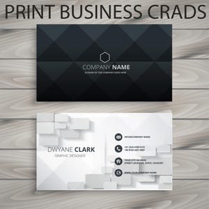 Può includere: Due biglietti da visita. Il biglietto superiore è grigio scuro con un motivo geometrico e il testo "COMPANY NAME". Il biglietto inferiore è bianco con il nome "DWYANE CLARK" e le informazioni di contatto. Il testo "PRINT BUSINESS CRADS" è in alto.