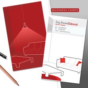 Può includere: Biglietti da visita con illustrazioni di interior design. Un biglietto ha uno sfondo rosso con un contorno di divano e tavolo. L'altro biglietto ha uno sfondo bianco con un divano, cuscini rossi e il testo "Eng. Ahmed Zakzouk, Interior Designer".