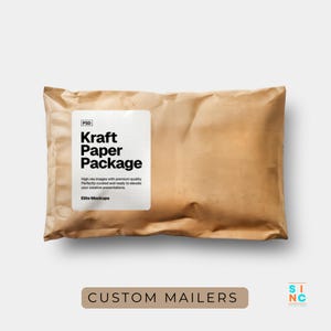 Könnte beinhalten: Eine braune Kraftpapierverpackung mit einem weißen Etikett mit der Aufschrift "Kraft Paper Package". Die Verpackung ist rechteckig und hat eine leicht zerknitterte Textur. Der Text "Custom Mailers" steht unten.