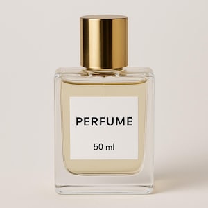 Puede incluir: Un frasco de perfume rectangular transparente con tapón dorado. El frasco contiene un líquido de color claro y tiene una etiqueta blanca con la palabra "PERFUME" y "50 ml" impresos en negro.
