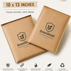 Puede incluir: Dos sobres acolchados marrones, cada uno de 25.4 x 33 cm, con el texto "Padded Mailers" y "GreenShield" impresos. Los sobres están diseñados para ser resistentes por fuera y seguros por dentro, con protección extra y resistencia al agua.