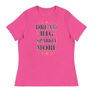 Camiseta con cita motivacional / Camiseta relajada para mujer / Camiseta Bella and Canvas / Diseño "Dream Big Sparkle More" / Ropa informal / Idea de regalo