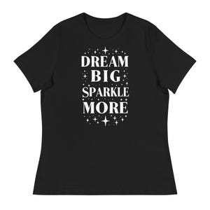 Camiseta con cita motivacional / Camiseta relajada para mujer / Camiseta Bella and Canvas / Diseño "Dream Big Sparkle More" / Ropa informal / Idea de regalo