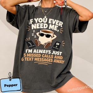 Om du någonsin behöver mig-tröja, rolig kaffecitat-tröja, missade samtal grafisk t-shirt, introvert humorgåva, sarkastisk kaffetröja