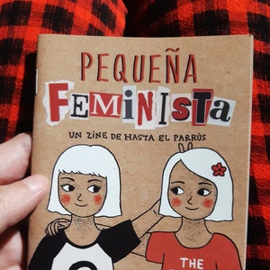 Pequeña feminista - zine tamaño A6, con 17 páginas en color + varias pegatinas