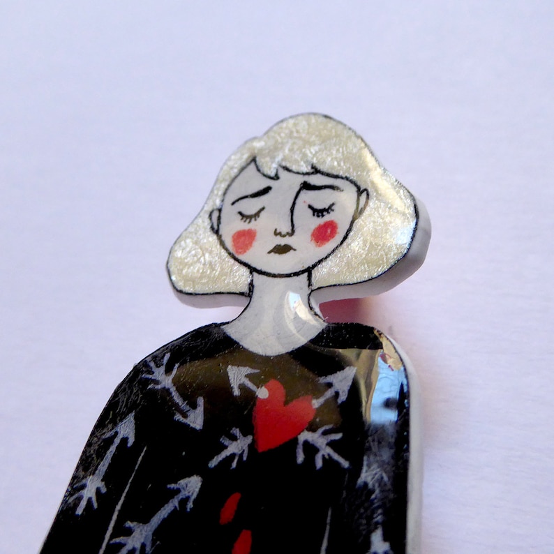 El amor no duele Love does not hurt OOAK. handmade pin