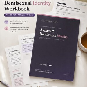 Puede incluir: Un libro de ejercicios de color morado oscuro titulado Asexual & Demisexual Identity con texto en blanco, acompañado de varias hojas de trabajo impresas, incluyendo una hoja de planificación de divulgación y una página.