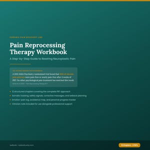 Op de afbeelding: Een digitaal werkboek getiteld Pain Reprocessing Therapy Workbook: A Step-by-Step Guide to Rewiring Neuroplastic Pain. De donkergroene achtergrond bevat witte tekst met details over 12 hoofdstukken, somatische tracking, veiligheidssignalen en voortgangstrackers.