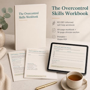 Può includere: Il libro color crema The Overcontrol Skills Workbook è mostrato insieme a due pagine stampate, un tablet con un modulo digitale, una penna dorata e una tazza in ceramica. Il testo include RO DBT-informed self-help, 44-page workbook, 14-page clinician section e printable fillable PDF.