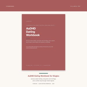 Op de afbeelding: Een oudroze digitaal werkboek getiteld AuDHD Dating Workbook for Single Autistic and ADHD Adults. De omslag bevat witte tekst over sensorisch bewust daten, groene en rode vlaggen en het navigeren door signalen en afwijzing.
