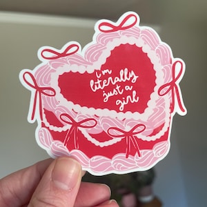 Sticker I'm Letterally Just a Girl | Leuke sticker flirtcake | Roze esthetische vinylsticker | Vrouwelijke sticker voor laptop en bidon