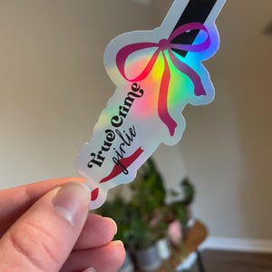 True Crime Girlie Sticker - Holographisch oder glänzend | 3-Zoll-Vinylwasserfester Aufkleber für wahre Krimiliebhaber, gruselige Ästhetik, dunkel feminin