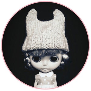 WZÓR NA DZIANINĘ - Czapka Blythe Little Devil Knit