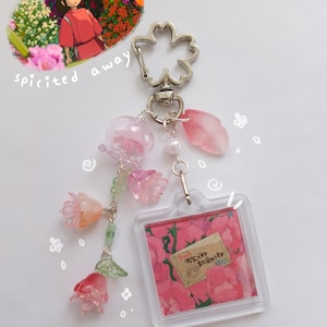 Llavero de flor de El viaje de Chihiro con la carta de despedida de Chihiro