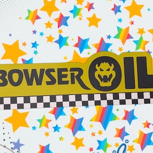 Könnte beinhalten: Ein gelbes Schild mit dem Text "BOWSER OIL" in Schwarz, mit einem Bowser-Charakter-Logo. Das Schild ist mit einem schwarz-weißen Schachbrettmuster verziert und von bunten Sternformen umgeben.