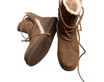 UGG Australia Dam VTG Bruna Läderstövlar Med Fårskinnsfoder Och Snörning Storlek 8 Klassiska