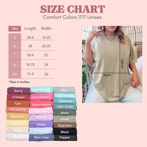 Puede incluir: Tabla de tallas para camisetas unisex Comfort Colors 1717. La tabla muestra las medidas en pulgadas para las tallas S a 2XL. Se muestran varios colores, incluyendo Berry, Crimson y Yam. Una persona lleva una camiseta verde claro.