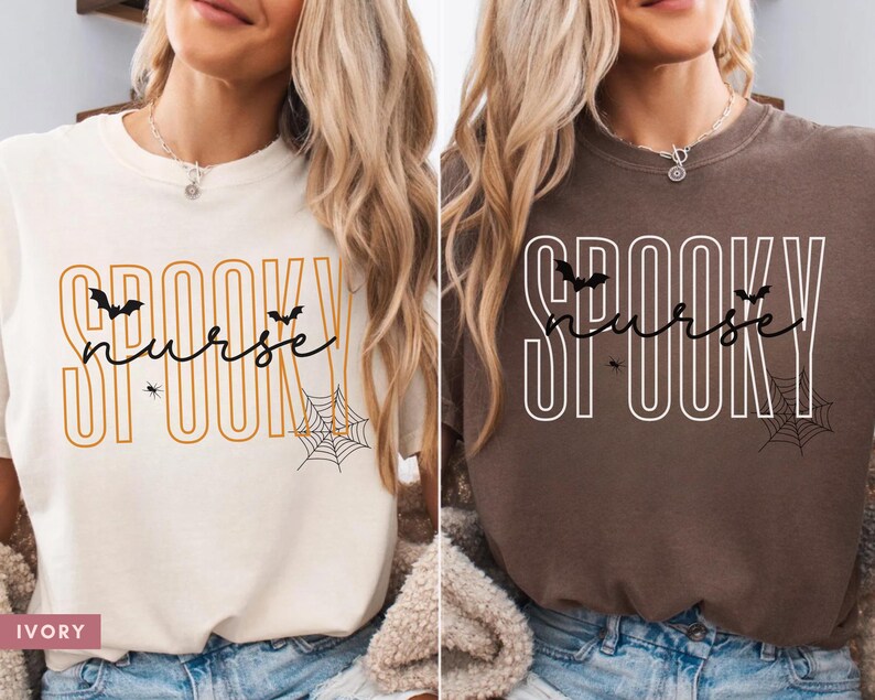 Puede incluir: Dos camisetas, una marfil y otra marr&oacute;n, con el texto "Spooky Nurse" en un dise&ntilde;o de Halloween. El dise&ntilde;o incluye murci&eacute;lagos, una ara&ntilde;a y una telara&ntilde;a. La camiseta marfil tiene texto naranja, la camiseta marr&oacute;n tiene texto blanco.